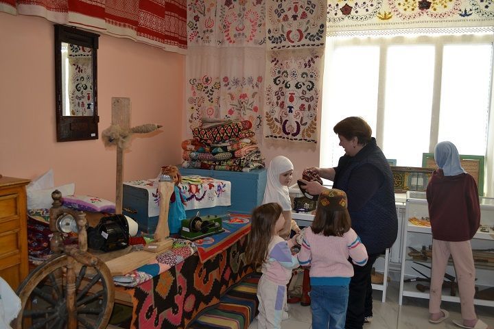 В дни весенних школьных каникул сотрудники Зиреклинского музея проводят экскурсии для детей
