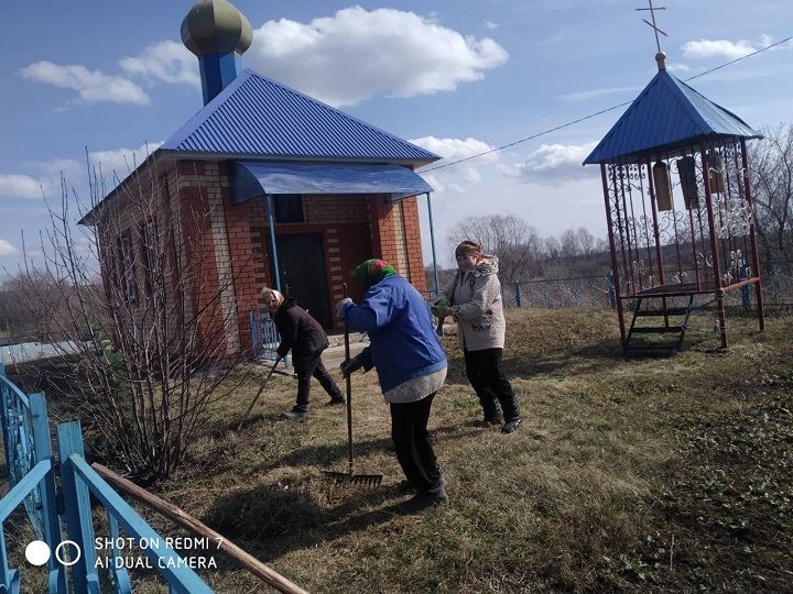 Пенсионеры - активисты с. Горшково организовали субботник по уборке территории около молебенного дома