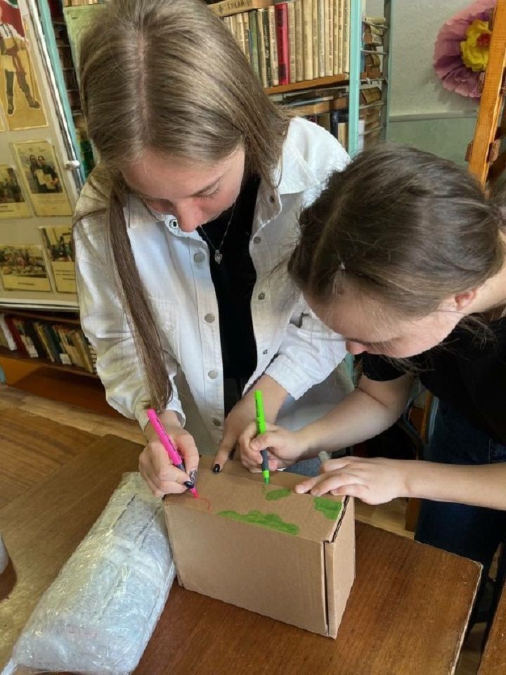 Волонтеры Новошешминской гимназии готовят посылки для участников СВО