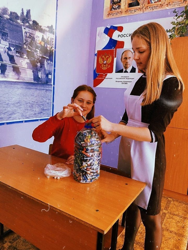 Эко-активисты Новошешминской средней школы собирают использованные батарейки