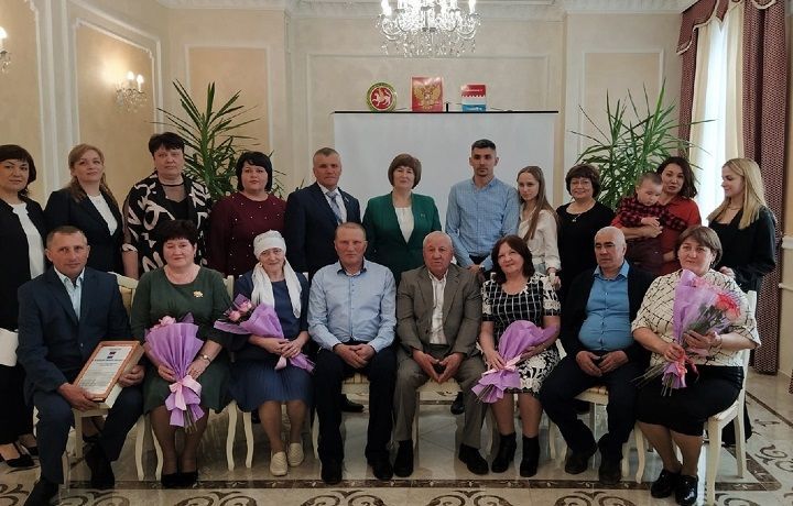 В канун Дня местного самоуправления в Новошешминском отделе ЗАГС прошло чествование семейных пар