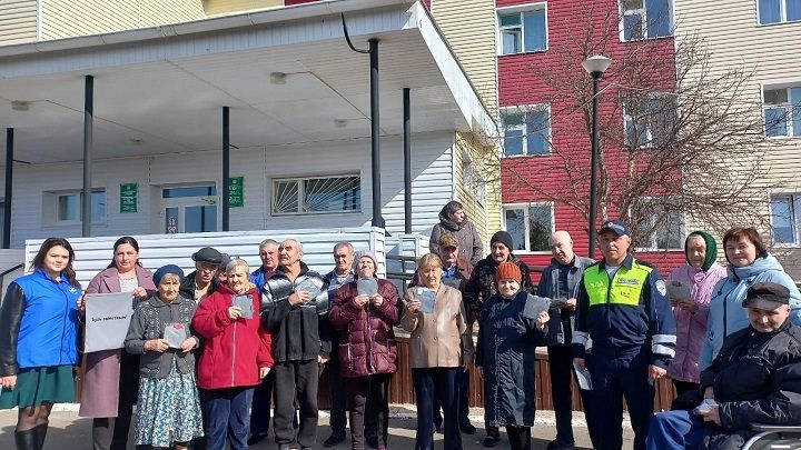 Пожилым жителям ДИПИ напомнили о правилах дорожного движения