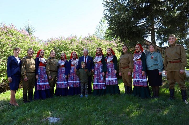 На митинге в День Победы в селе Утяшкино выступил народный вокальный коллектив из Казани