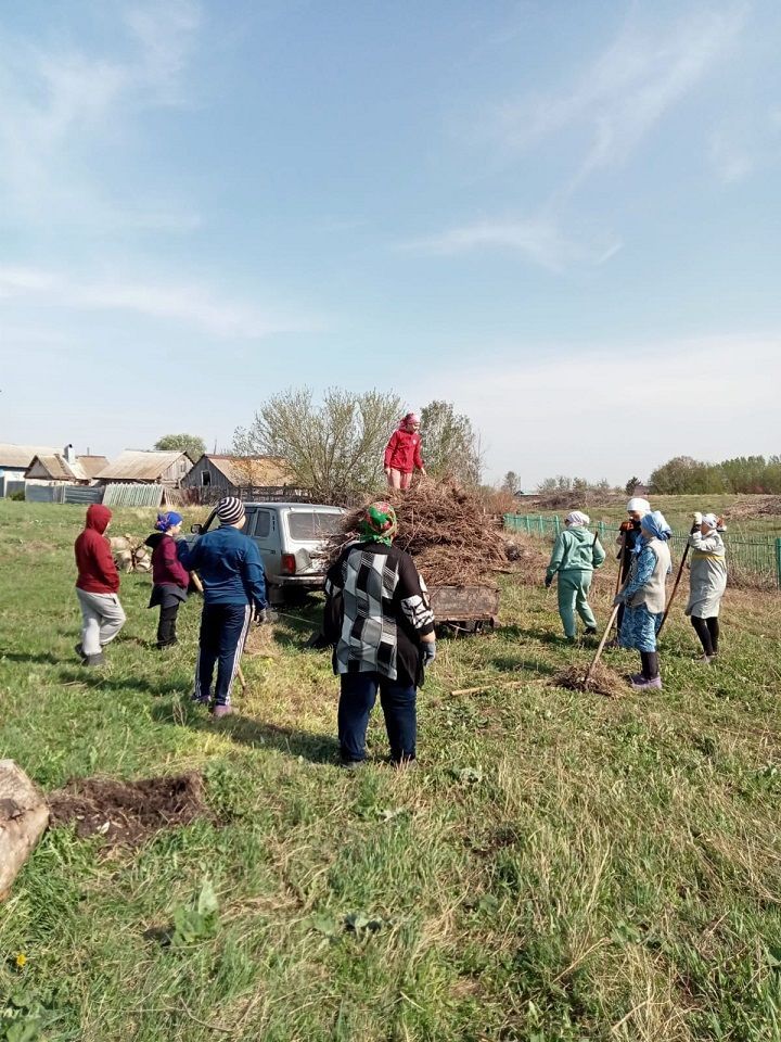 В селах и деревнях Шахмайкинского сельского поселения прошли субботники на кладбищах