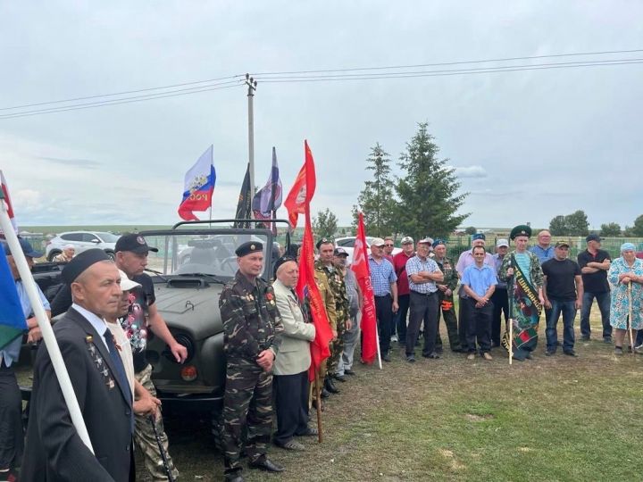 В селе Азеево открыли мемориальную доску в честь памяти ветерана боевых действий в Афганистане Зиннура Ахметвалеева