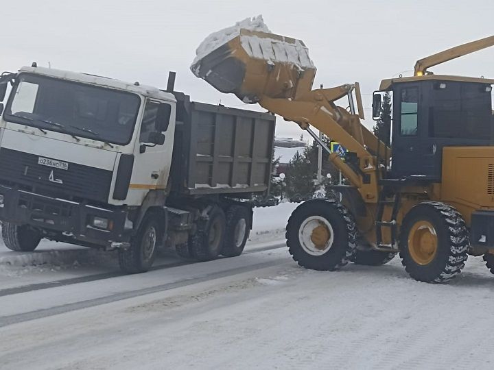 В райцентре начали вывоз снега