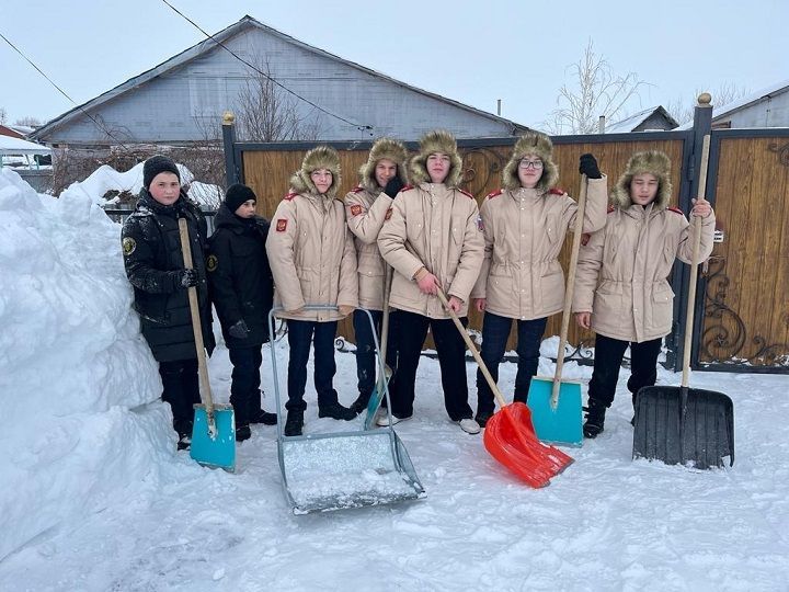 Новошешминские школьники очищают от снега мемориальные места