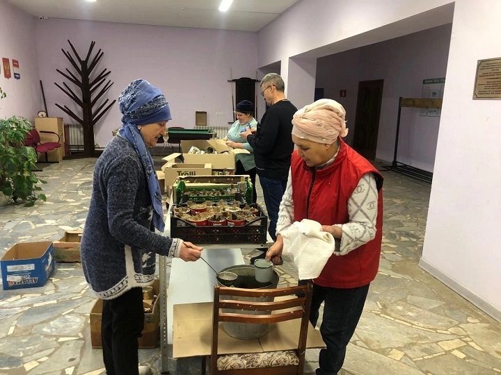 Зирекле АМЙда СВО сугышчылары өчен окоп шәмнәре ясаганнар