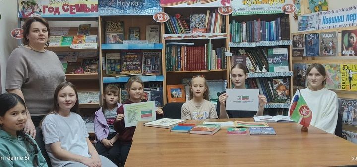 Ленино авылы китапханәсендә Татарстанның Дәүләт символикасы турындагы белемнәргә мини-викторина узган