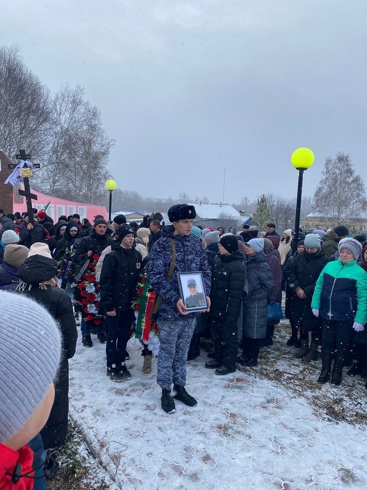 В поселке Красный Октябрь простились с бойцом, погибшим в зоне СВО