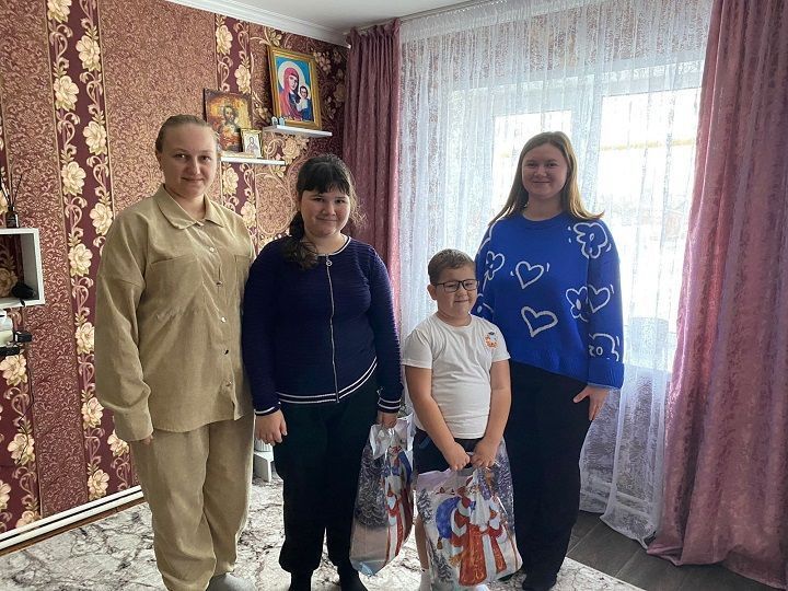 «Аҗаган» клубы хезмәткәрләре мөмкинлекләре чикләнгән балаларны котлаганнар