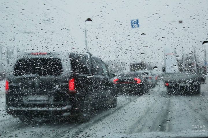 Автоинспекторы напомнили татарстанским водителям и пешеходам об осторожности в метель