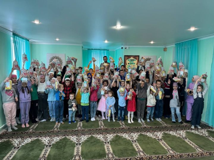 В Новошешминской мечети детям вручили подарки