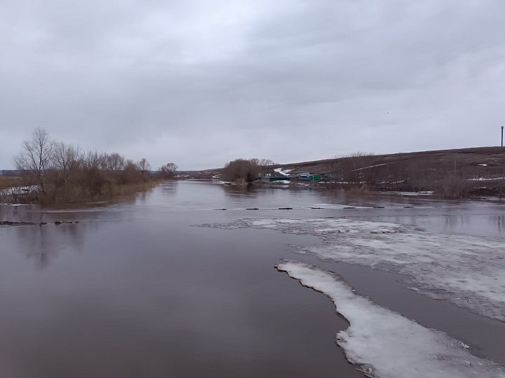 В Слободе Архангелской затопило низководный мост