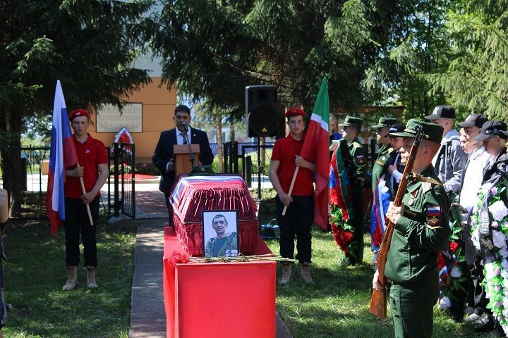 В Новошешминском районе простились с погибшим в зоне СВО бойцом