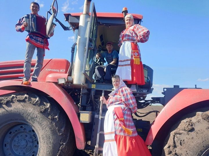 В Чув. Чебоксарке организовали выступление агитбригады под названием «Хвала рукам, что пахнут хлебом»