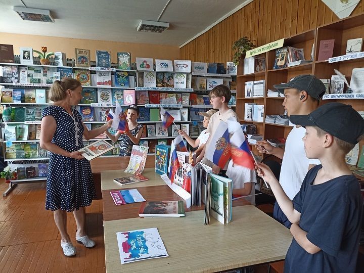 Зирекле авыл китапханәсендә «Бөек Гүзәл Россия» дип исемләнгән күргәзмә - әңгәмә оештырылган, ул Россия көненә багышланган