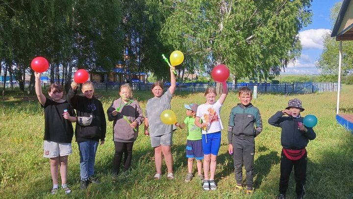 На детской площадке в селе Ленино