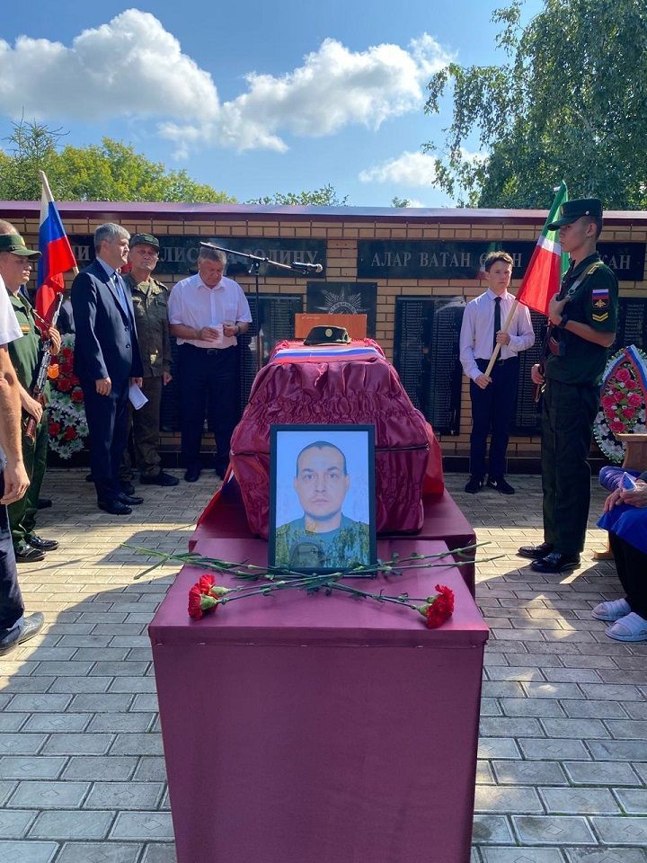 В Утяшкино простились с бойцом, погибшим в зоне СВО