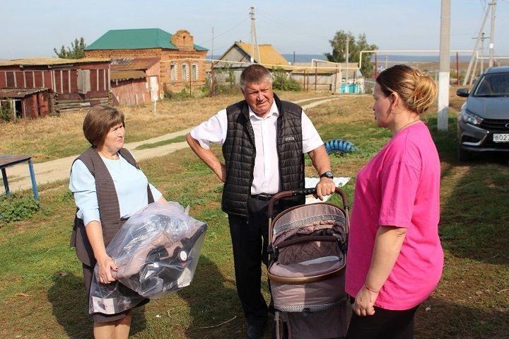 Коляска для новорожденной дочки участника СВО от главы Новошешминского района