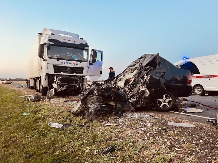 В лобовом столкновении автомобилей погибли два человека