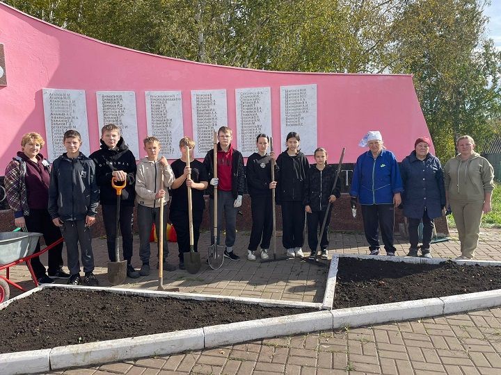 На аллее памяти в Красном Октябре высадили тюльпаны