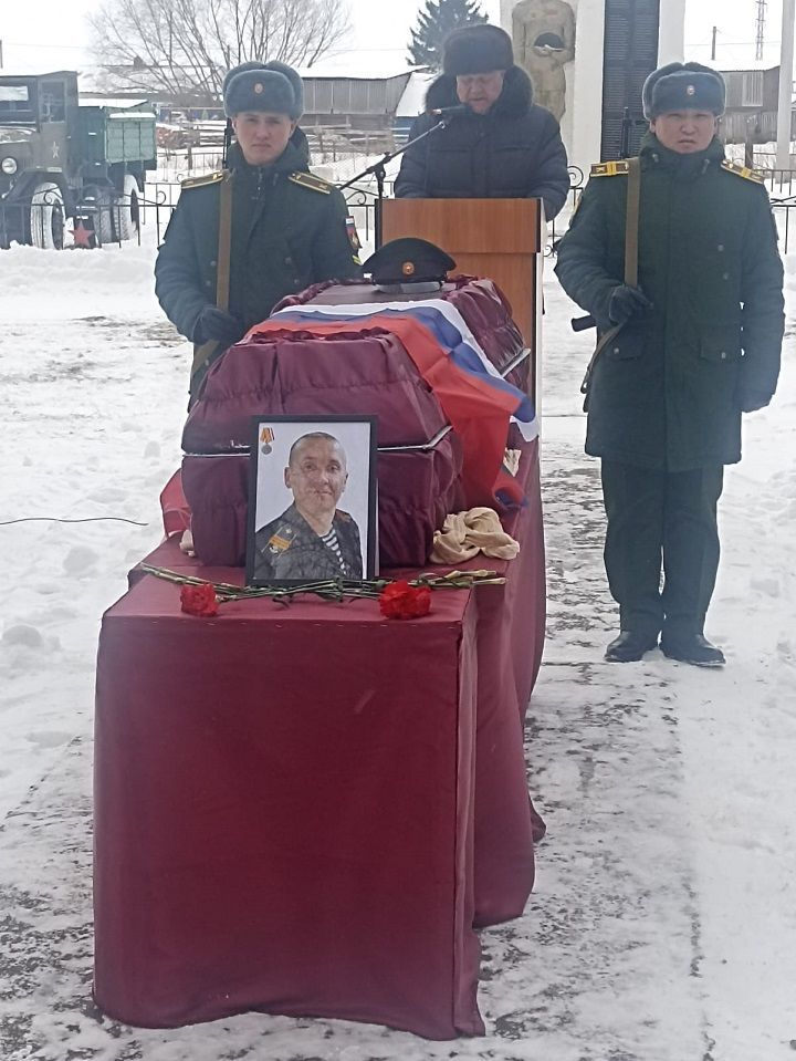 В селе Ленино простились с бойцом, погибшим в зоне СВО