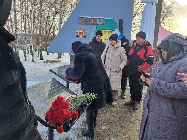 В поселке Красный Октябрь открыли мемориальные доски бойцам СВО