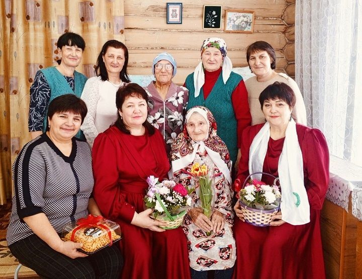 Жила скромно и честно