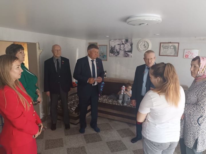Семью участника СВО навестили высокие гости