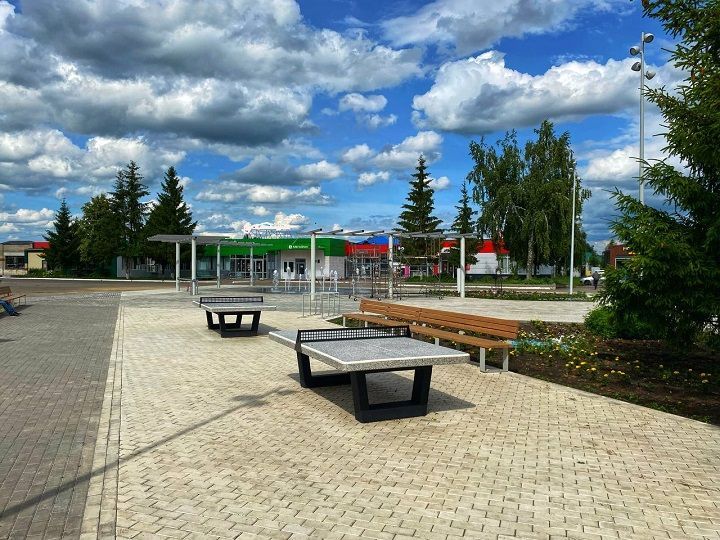 Завершается благоустройство площади у Новошешминского районного Дома культуры