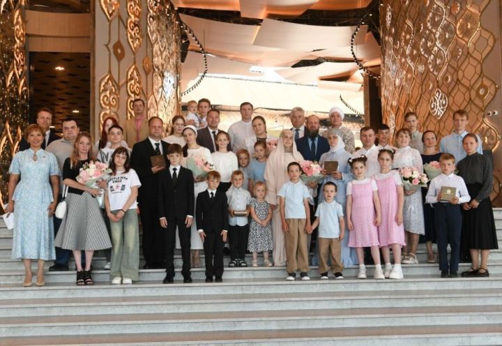Многодетная семья Никифоровых из Новошешминска получила ключи от микроавтобуса