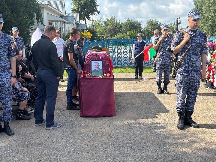 В селе Чув. Чебоксарка простились с бойцом, погибшим в зоне СВО