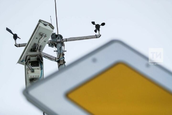 Дорожные камеры в Татарстане начали фиксировать водителей с телефоном за рулем